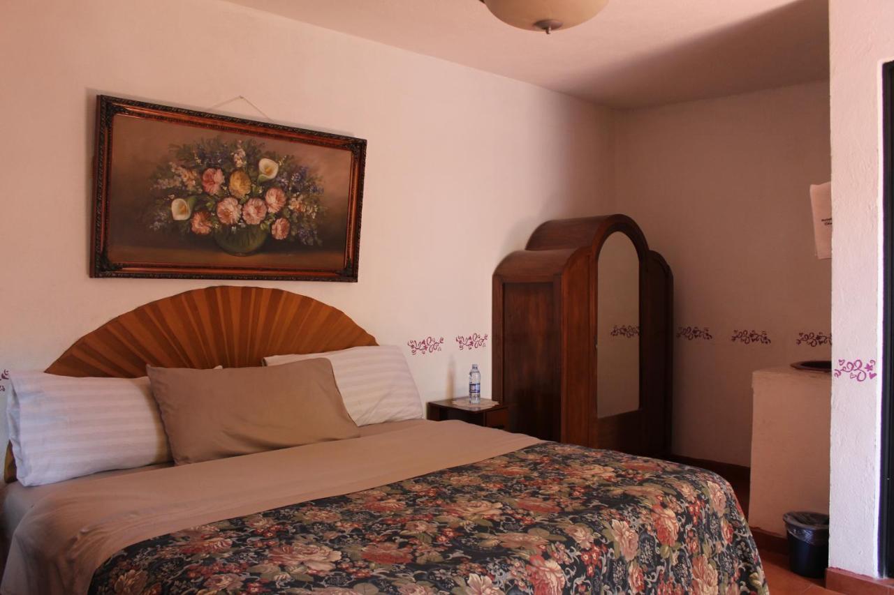 Hotel Posada Chamacuero Comonfort Bagian luar foto